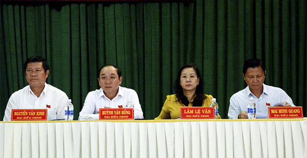 Đại biểu Nguyễn Văn Xinh, Ủy viên Ban Thường vụ Tỉnh ủy, Trưởng Ban Tuyên giáo Tỉnh ủy (thứ nhất, bên trái) cùng các đại biểu thuộc tổ đại biểu số 6 HĐND tỉnh tiếp xúc cử tri xã An Nhứt và Tam Phước (huyện Long Điền). Ảnh: VÂN ANH.