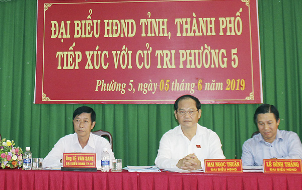 Đại biểu Mai Ngọc Thuận, Ủy viên Ban Thường vụ Tỉnh ủy, Bí thư Thành ủy, Chủ tịch HĐND TP.Vũng Tàu (giữa) cùng các đại biểu thuộc tổ đại biểu số 2 HĐND tỉnh tiếp xúc cử tri phường 5 (TP.Vũng Tàu). Ảnh: KHÁNH CHI.
