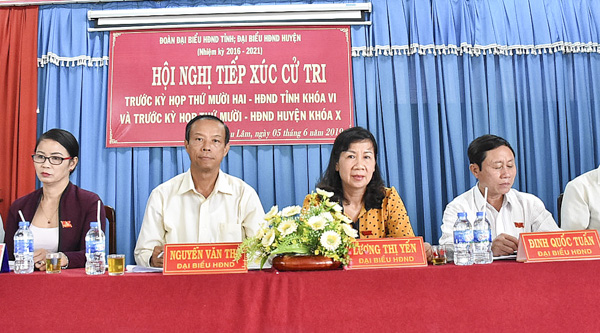 Đại biểu Nguyễn Văn Thọ, Ủy viên Ban Thường vụ Tỉnh ủy, Bí thư Huyện ủy Xuyên Mộc (thứ hai, trái sang) và các đại biểu của Tổ đại biểu số 10 HĐND tỉnh tiếp xúc cử tri xã Bàu Lâm và Tân Lâm (huyện Xuyên Mộc). Ảnh: TRẦN TRÀ.
