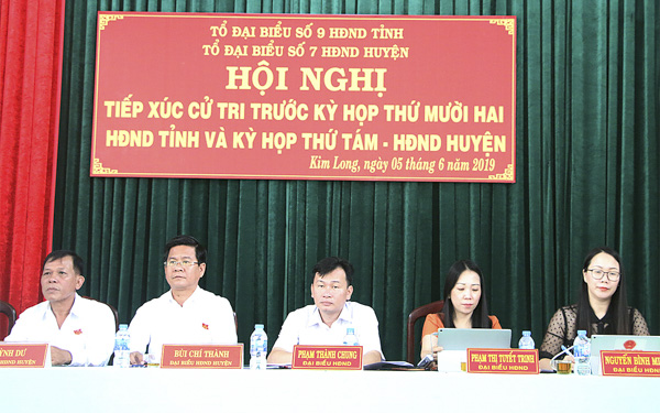 Đại biểu Bùi Chí Thành, Ủy viên Dự khuyết Trung ương Đảng, Bí thư Huyện ủy, Chủ tịch HĐND huyện Châu Đức (thứ hai, bên trái sang) và các đại biểu Tổ đại biểu số 9 HĐND tỉnh tiếp xúc cử tri xã Kim Long (huyện Châu Đức). Ảnh: BÙI HƯƠNG.