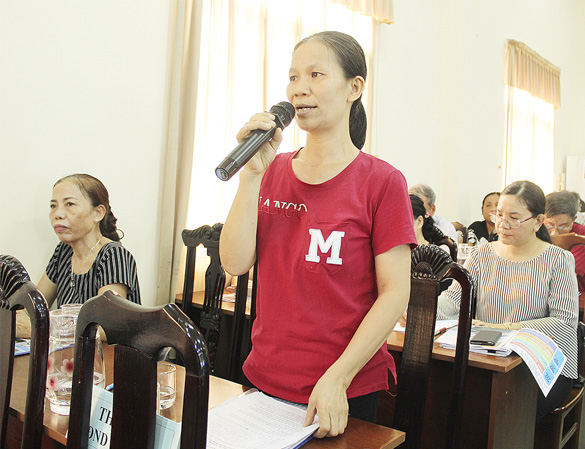 Cử tri Nguyễn Thị Thắm (phường Thắng Tam, TP.Vũng Tàu) kiến nghị với UBND TP.Vũng Tàu về việc thu phí thuê mặt bằng tại chợ Vũng Tàu. Ảnh: MINH NHÂN.