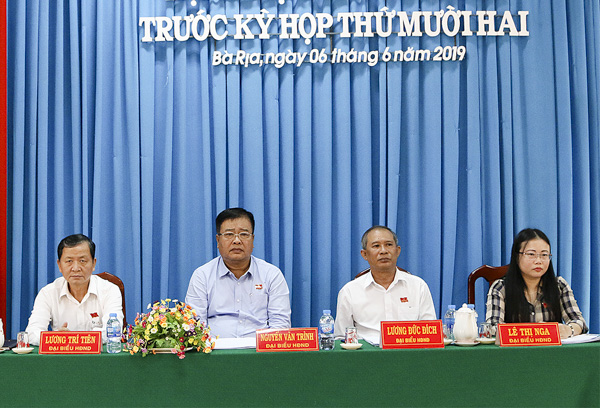 Đại biểu Nguyễn Văn Trình, Phó Bí thư Tỉnh ủy, Chủ tịch UBND tỉnh (thứ hai, bên trái sang) cùng các đại biểu thuộc tổ đại biểu số 4 HĐND tỉnh tiếp xúc cử tri phường Phước Nguyên, Phước Hưng và xã Tân Hưng (TP.Bà Rịa). Ảnh: TUYẾT MAI.