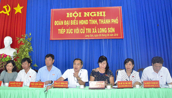 Đại biểu Trần Đình Khoa, Ủy viên Ban Thường vụ Tỉnh ủy, Phó Chủ tịch HĐND tỉnh (thứ ba, bên trái sang) cùng các đại biểu thuộc tổ đại biểu số 3 HĐND tỉnh tiếp xúc cử tri xã Long Sơn (TP.Vũng Tàu). Ảnh: CẨM NHUNG.