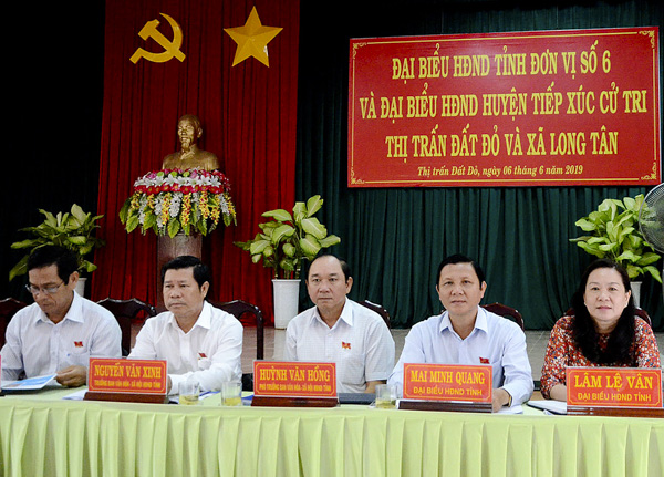 Đại biểu Nguyễn Văn Xinh, Ủy viên Ban Thường vụ Tỉnh ủy, Trưởng Ban Tuyên giáo Tỉnh ủy (thứ hai, bên trái sang) cùng các đại biểu thuộc tổ đại biểu số 6 HĐND tỉnh tiếp xúc cử tri xã Long Tân và TT.Đất Đỏ (huyện Đất Đỏ). Ảnh: VÂN ANH.