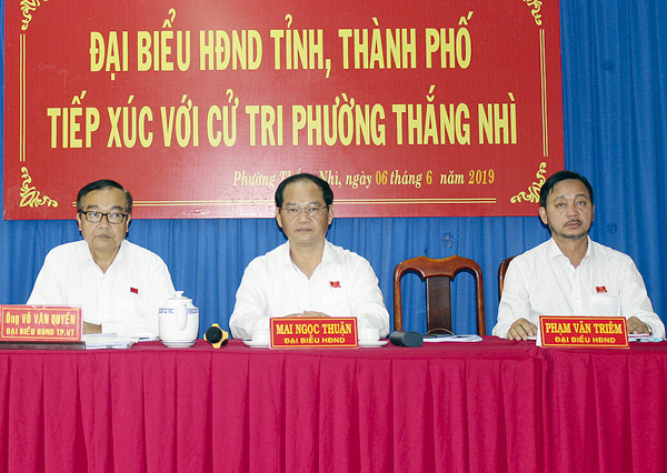 Đại biểu Mai Ngọc Thuận, Ủy viên Ban Thường vụ Tỉnh ủy, Bí thư Thành ủy, Chủ tịch HĐND TP.Vũng Tàu (giữa) cùng các đại biểu thuộc tổ đại biểu số 2 HĐND tỉnh tiếp xúc cử tri phường Thắng Nhì (TP.Vũng Tàu). Ảnh: KHÁNH CHI.