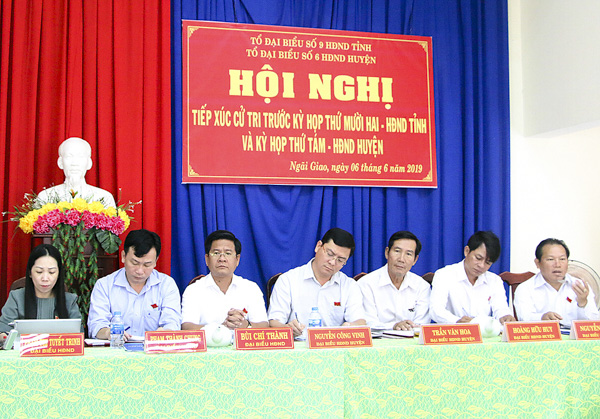 Đại biểu Bùi Chí Thành, Ủy viên Dự khuyết Trung ương Đảng, Bí thư Huyện ủy, Chủ tịch HĐND huyện Châu Đức (thứ ba, bên trái sang) và các đại biểu Tổ đại biểu số 9 HĐND tỉnh tiếp xúc cử tri TT.Ngãi Giao (huyện Châu Đức). Ảnh: BÙI HƯƠNG.