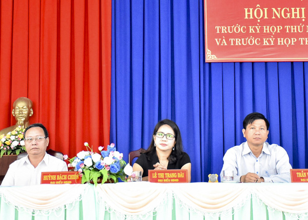 Đại biểu Trần Văn Tuấn, Phó Chủ tịch UBND tỉnh (thứ nhất, bên phải) cùng các đại biểu của Tổ đại biểu số 11 HĐND tỉnh tiếp xúc cử tri xã Xuyên Mộc (huyện Xuyên Mộc). Ảnh: TRẦN TRÀ.