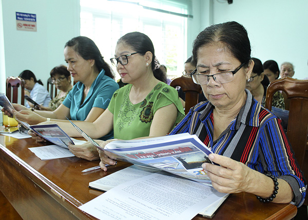 Các cử tri phường 3, TP.Vũng Tàu xem tờ tin TXCT Kỳ họp thứ 12 của HĐND tỉnh. Ảnh: MINH NHÂN.