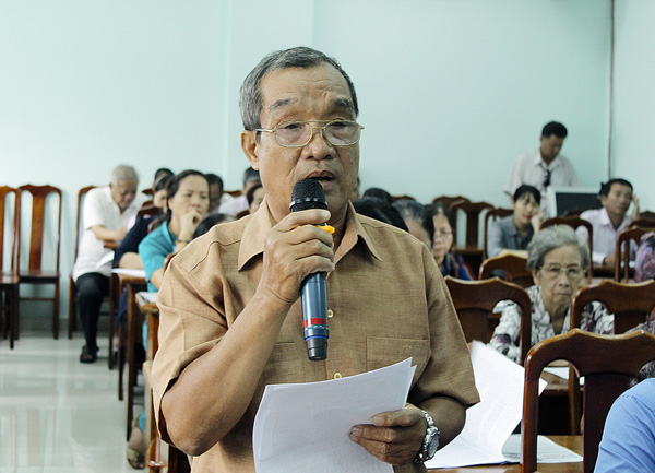 Cử tri Nguyễn Văn Cừ (phường 3, TP.Vũng Tàu) phản ánh về tình trạng bạo lực học đường, xâm hại tình dục trẻ em tại buổi TXCT. Ảnh: MINH NHÂN.