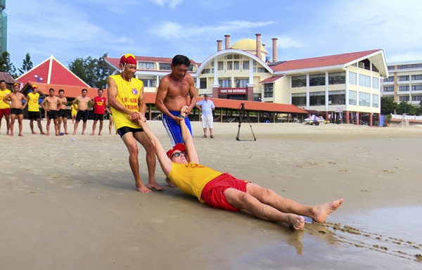 Lưc lượng cứu hộ thực hành  thao tác kéo người bị đuối nước vào bờ.