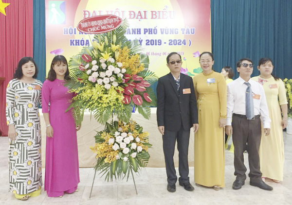 Đại diện UBMTTQVN TP. Vũng Tàu và Ban Dân vận Thành ủy Vũng Tàu đến dự và tặng hoa chúc mừng Đại hội Hội Người mù TP. Vũng Tàu lần thứ III.