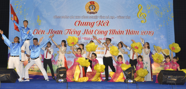 Công nhân lao động biểu diễn tại Liên hoan tiếng hát công nhân năm 2019.