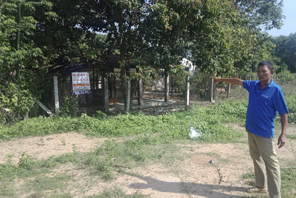 Ông Nguyễn Văn Dược tại thửa đất có phát sinh tranh chấp 76,4m2 đất với ông Đỗ Văn Tài.