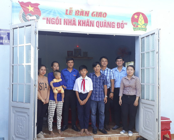 Đại diện Huyện Đoàn, Hội đồng Đội huyện Long Điền tại lễ bàn giao nhà cho gia đình em Phú.