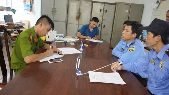 Lực lượng chức măng làm việc với nhóm người mặc đồ vệ sĩ.