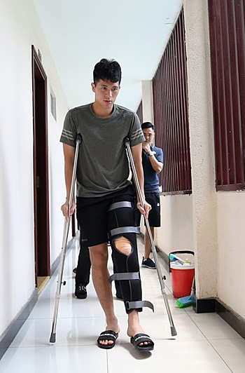 Chấn thương của Đình Trọng nghiêm trọng hơn chẩn đoán ban đầu. 