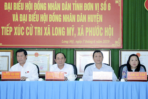 Đại biểu Nguyễn Văn Xinh, Ủy viên Ban Thường vụ Tỉnh ủy, Trưởng Ban Tuyên giáo Tỉnh ủy (thứ nhất, bên trái sang) cùng các đại biểu thuộc Tổ đại biểu số 6 HĐND tỉnh tiếp xúc cử tri xã Phước Hội, Long Mỹ (huyện Đất Đỏ). Ảnh: VÂN ANH.