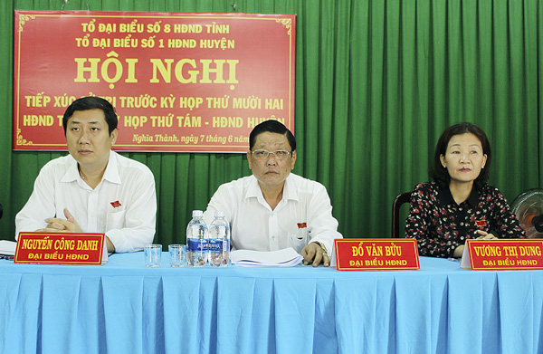 Đại biểu Đỗ Văn Bửu, Ủy viên Ban Thường vụ Tỉnh ủy, Chủ nhiệm Ủy ban Kiểm tra Tỉnh ủy (giữa) cùng các đại biểu thuộc Tổ đại biểu số 8 HĐND tỉnh tiếp xúc cử tri xã Nghĩa Thành (huyện Châu Đức). Ảnh: MINH NHÂN.
