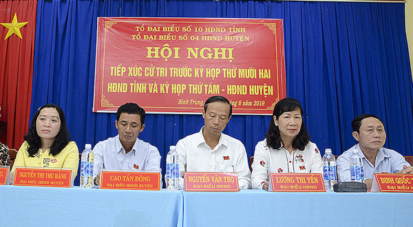 Đại biểu Nguyễn Văn Thọ, Ủy viên Ban Thường vụ Tỉnh ủy, Bí thư Huyện ủy Xuyên Mộc (thứ ba, bên trái sang) cùng các đại biểu thuộc Tổ đại biểu số 10 HĐND tỉnh tiếp xúc cử tri xã Xuân Sơn, Bình Trung (huyện Châu Đức). Ảnh: THÁI BÌNH.