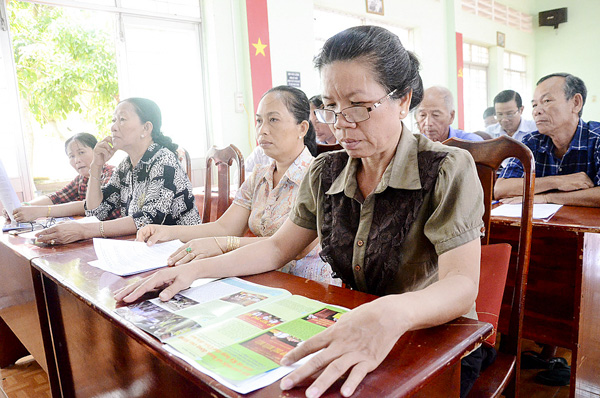 Các cử tri xã Long Mỹ (huyện Đất Đỏ) tham dự buổi tiếp xúc. Ảnh: VÂN ANH.