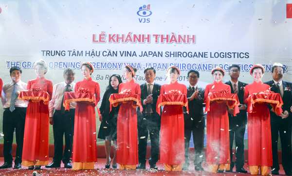 Các đại biểu cắt băng khánh thành Trung tâm hậu cần Vina Japan Shirogane Logistics.
