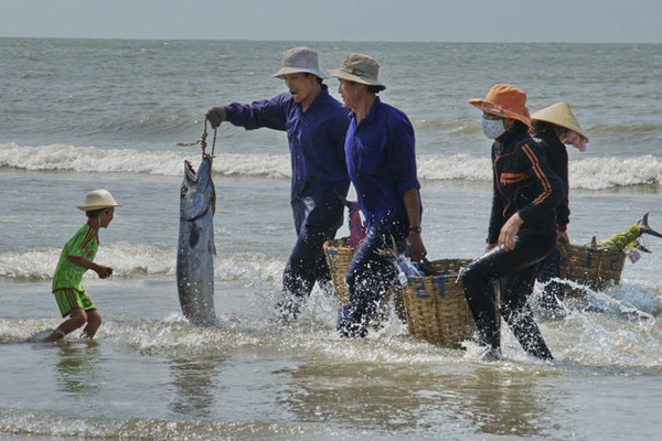 Ngư dân Phước Tỉnh phấn khởi sau chuyến biển đầy cá, tôm.