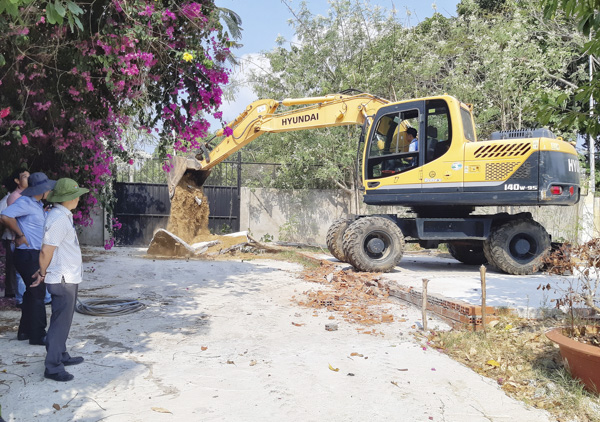 Lực lượng  chức năng thành phố cưỡng chế thu hồi  5.756m2 đất công bị cá nhân lấn chiếm và xây dựng công trình không phép tại phường Thắng Tam, TP.Vũng Tàu.