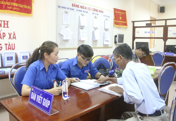 Đoàn viên, thanh niên TT.Đất Đỏ hỗ trợ người dân làm các TTHC tại Bộ phận “một cửa”. 