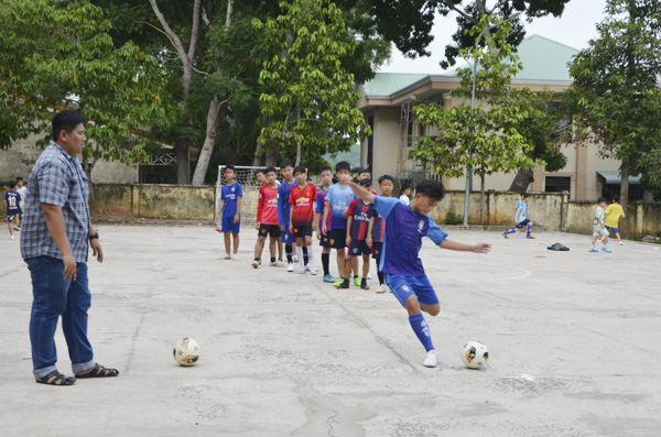  Anh Nguyễn Tấn Phúc hướng dẫn học viên nhí tập chuyền và sút bóng.