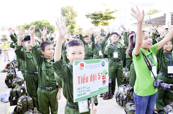 Các “chiến sĩ” nhí thể hiện quyết tâm trước giờ xuất quân.