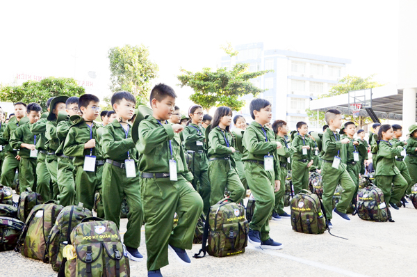 Các “chiến sĩ” tập dân vũ tại lễ xuất quân.