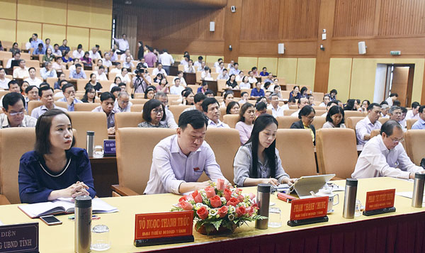 Các đại biểu và cử tri tham dự hội nghị.