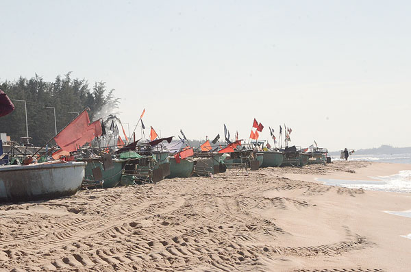 Bãi biển đã sạch, không còn rác.