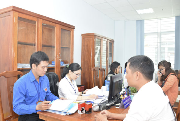 Công chức Cục Thuế tỉnh hướng dẫn, giải đáp những thắc mắc của người nộp thuế.  