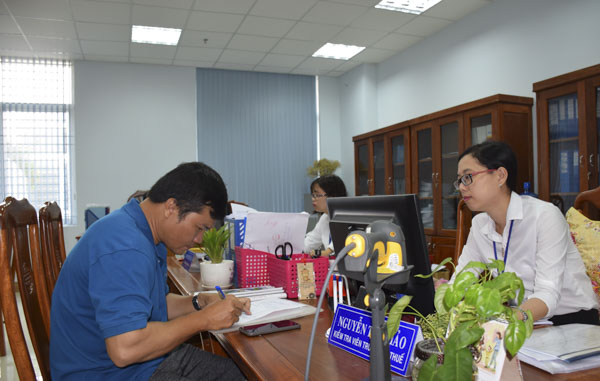 Người dân làm thủ tục nộp thuế tại Cục Thuế tỉnh.