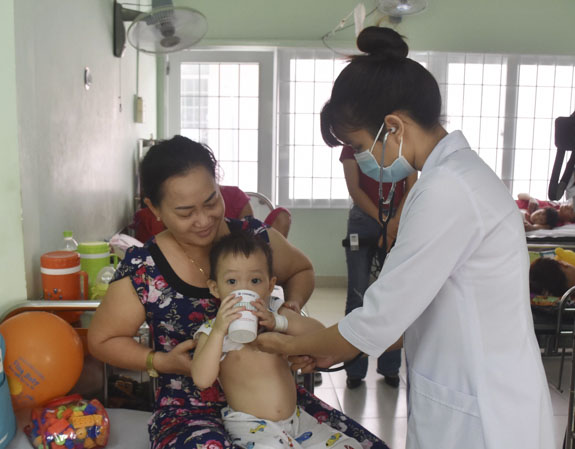 Bác sĩ thăm khám cho trẻ tại Khoa Nhi, BV Lê Lợi.