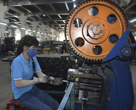 Công nhân Công ty Thiết bị Y tế A&I Việt Nam (KCN Mỹ Xuân A, TX. Phú Mỹ) không mang nút tai chống ồn, không mặc đồ bảo hộ khi làm việc. 