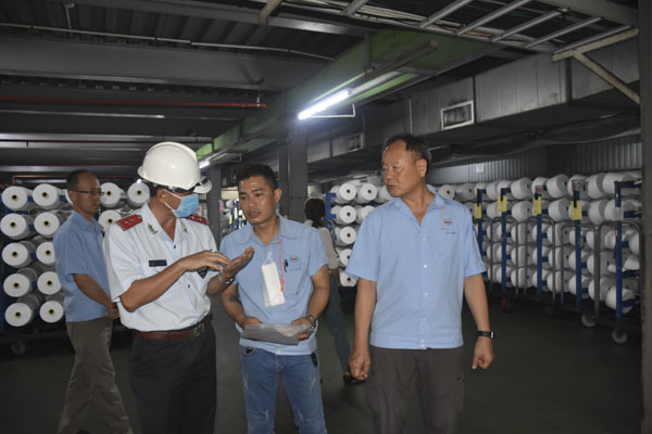 Đoàn Thanh tra yêu cầu đại diện Công ty TNHH Vũ Chân (KCN Tiến Hùng, TX. Phú Mỹ) khắc phục các thiếu sót trong thực hiện pháp luật lao động, ATVSLĐ. Ảnh: NHÃ UYÊN