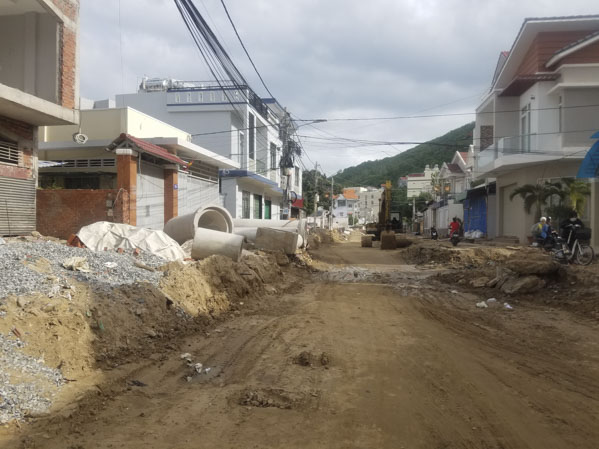 Công trình cải tạo, nâng cấp đường Lương Văn Can đang thi công hệ thống thoát nước, vật liệu thi công ngổn ngang.