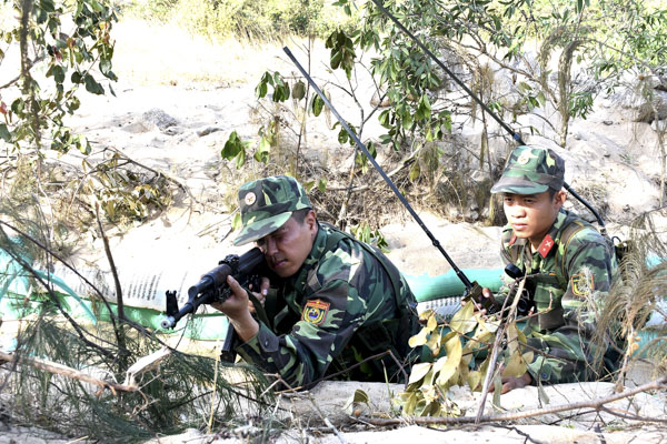 Cán bộ, chiến sĩ LLVT tỉnh tham gia phần thực binh trong cuộc diễn tập khu vực phòng thủ tỉnh năm 2018.