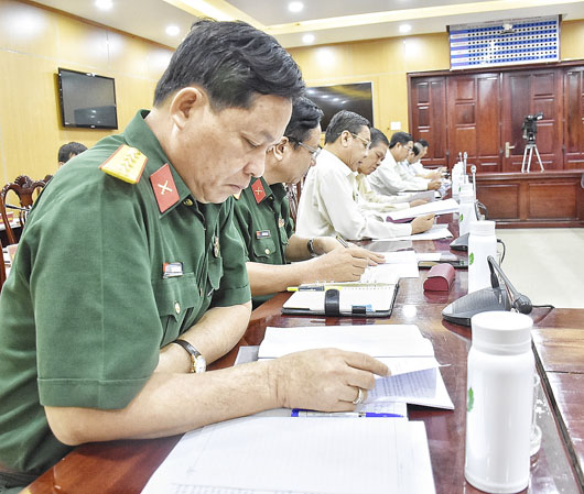 Các đại biểu nghiên cứu tài liệu trong hội nghị.