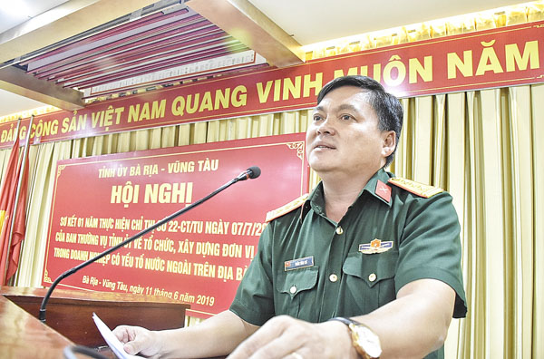 Thượng tá Trần Văn Cư, Chỉ huy trưởng Ban CHQS TX. Phú Mỹ phát biểu thảo luận về việc tổ chức, xây dựng ĐVTV trong các DN có yếu tố nước ngoài tại TX. Phú Mỹ.