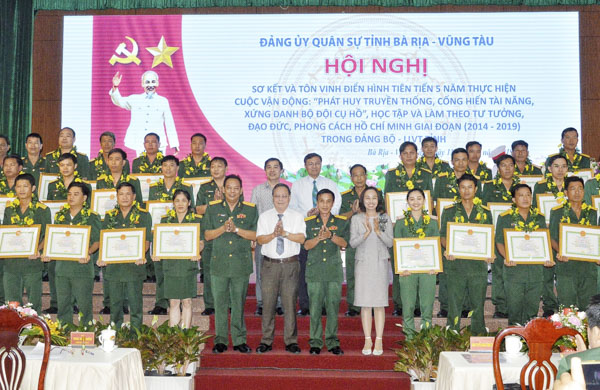 Ban tổ chức khen thưởng các tập thể, cá nhân tiêu biểu trong 5 năm thực hiện cuộc vận động “Phát huy truyền thống, cống hiến tài năng, xứng danh Bộ đội Cụ Hồ”.