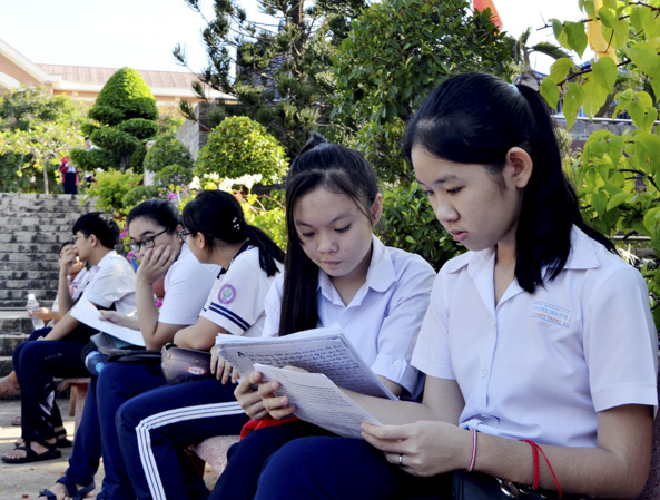 Các thí sinh tại điểm thi THPT Vũng Tàu tranh thủ ôn lại bài trước giờ thi môn Văn. Ảnh: Minh Thanh