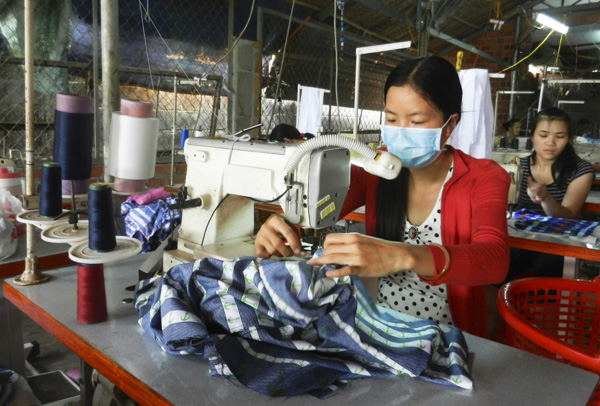 Lao động nữ làm việc tại cơ sở may gia công Kim Hồng (ở xã Kim Long,  huyện Châu Đức).     