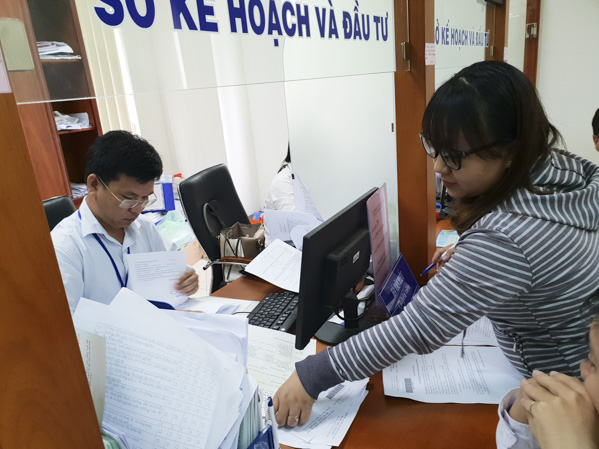 Đại diện DN làm thủ tục đăng ký thành lập DN  tại bộ phận một cửa tập trung cấp tỉnh. Ảnh: THU THẢO