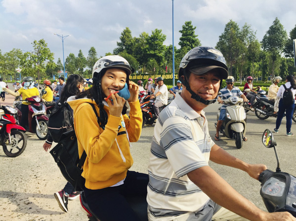 Cả thí sinh và phụ huynh đều phấn khởi khi đề thi môn Ngữ văn không quá khó. Ảnh chụp tại Hội đồng thi Trường THPT Võ Thị Sáu, huyện Đất Đỏ. Ảnh: MINH NHÂN