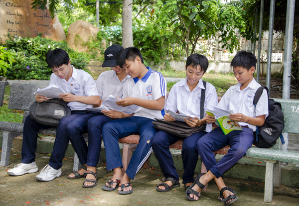 Thí sinh ôn lại bài trước giờ diễn ra thi môn Ngữ văn chiều 12-6. Ảnh: BẢO KHÁNH
