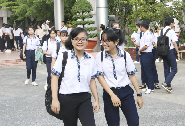 TS tại điểm thi THPT Bà Rịa phấn khởi sau khi kết thúc môn thi Ngữ văn. Ảnh: BÙI HƯƠNG