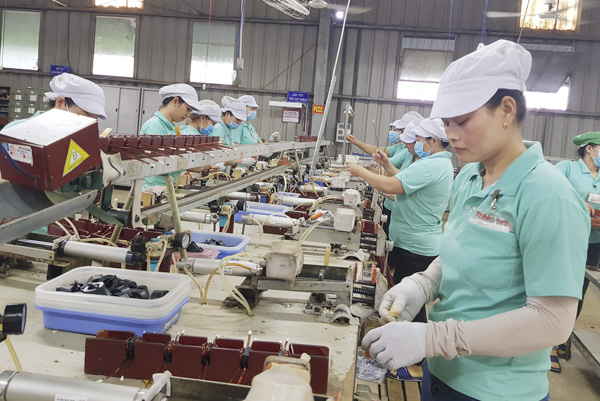 Công nhân Công ty TNHH Tùng Sơn  trong giờ sản xuất.